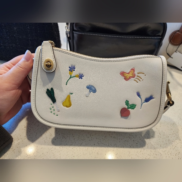 Coach Embroidered Swinger 20 - Picture 2 of 7